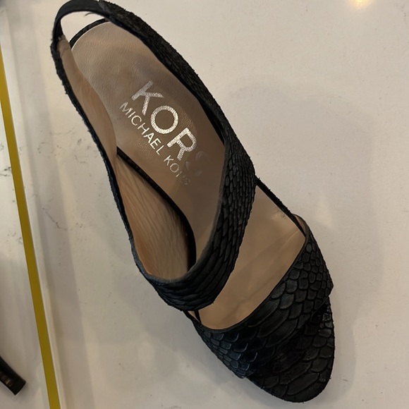Kors Michael Kors pull on blackish python embossed. Heeled sandal size 5 1/2. - Picture 4 of 10